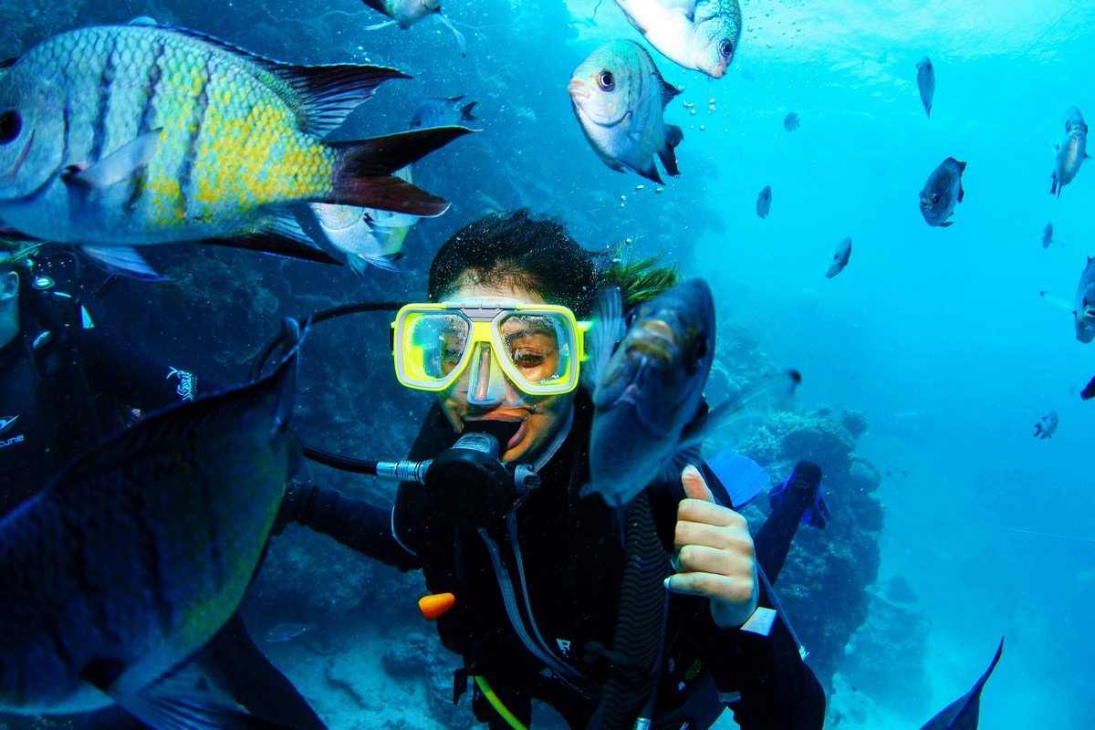 close-up-woman-scuba-diving-great-barrier-reef